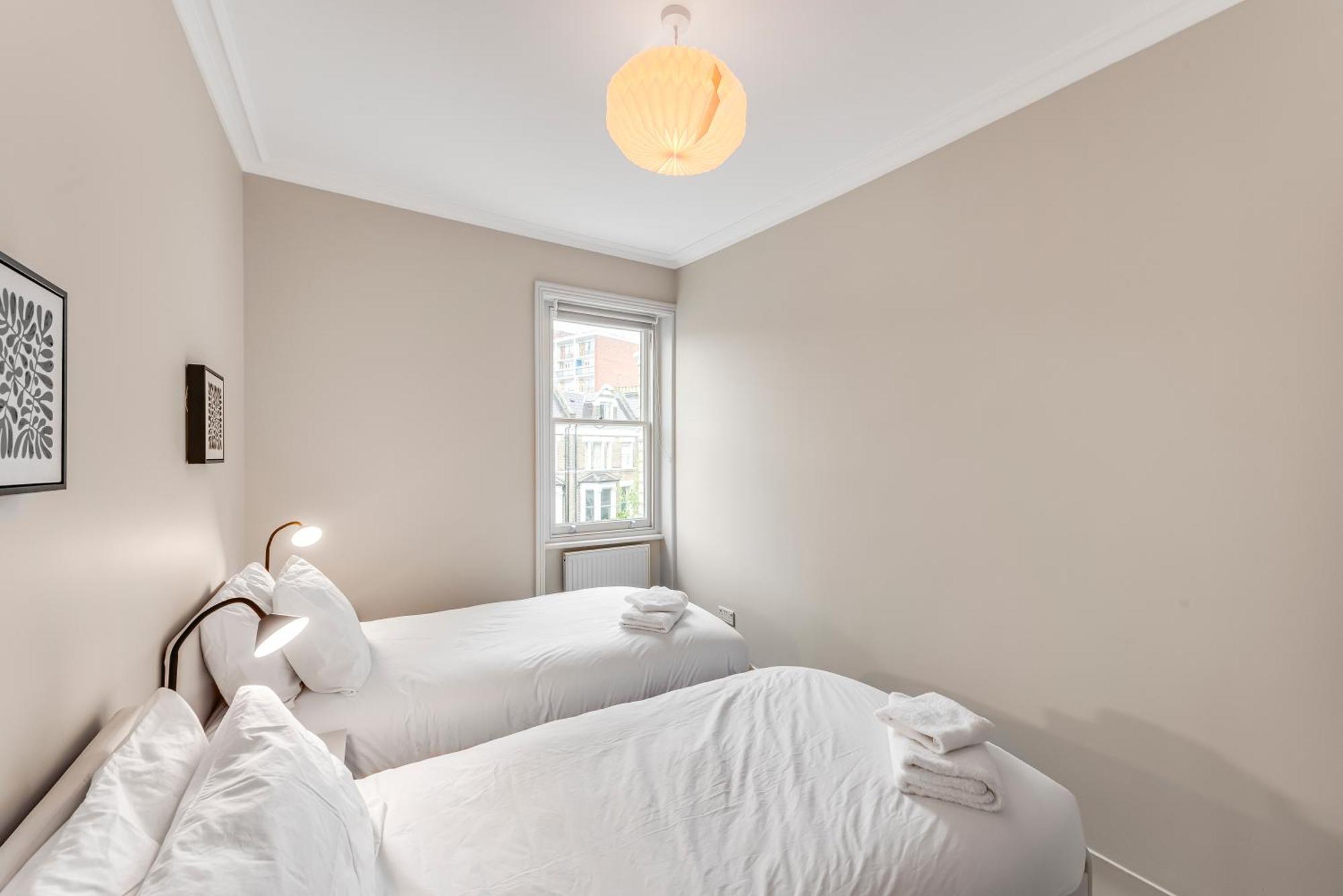 Luxury 3 Bed Apartment With Balcony In Kensington Olympia London Exterior photo